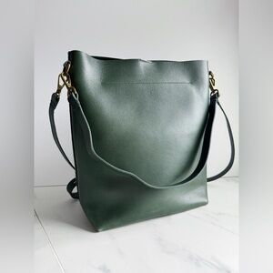 Madewell Transport Bucket Bag in Forest